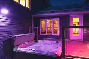 Soak in the stars and enjoy the therapeutic benefits of the 7-person hot tub with 47 jets. This is the perfect spot to relax and unwind after a day of exploring the Tobermory coastline.