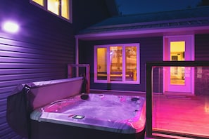 Soak in the stars and enjoy the therapeutic benefits of the 7-person hot tub with 47 jets. This is the perfect spot to relax and unwind after a day of exploring the Tobermory coastline.