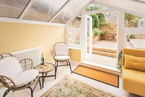 The Hideaway, Lyme Regis - Host & Stay