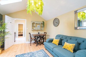 The Hideaway, Lyme Regis - Host & Stay