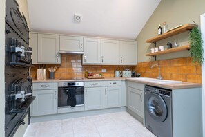 The Hideaway, Lyme Regis - Host & Stay