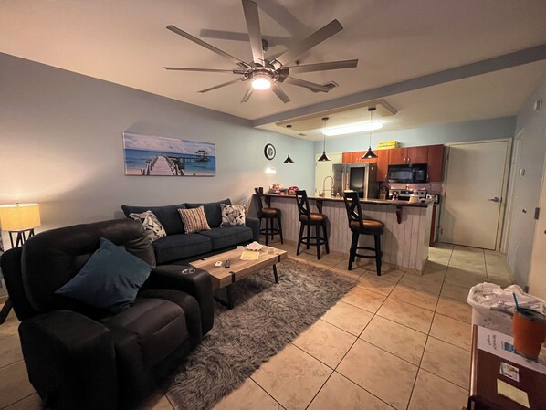 Beautiful Granite Kitchen, Private Brand New Full Size Washer & Dryer in Condo