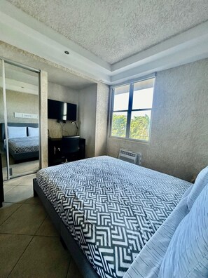 Good quality bed linens and quilt