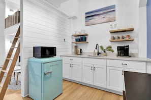 Fully Equipped Kitchenette!