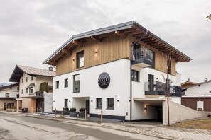 Stugans exteriör [vinter]