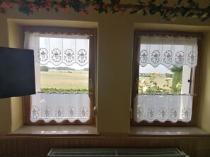 Ausblick von Zimmer 2 auf Feld und Wälder