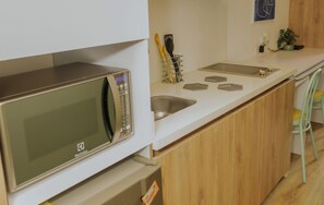 Cocina equipada con utensilios básicos.