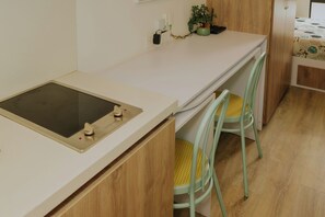 Espacio multifuncional con barra de comedor y dos sillas