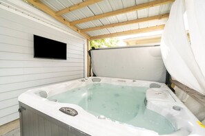 Private 7 person hydrotherapy spa
