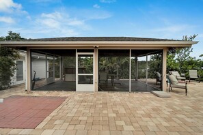 Outdoor porch 