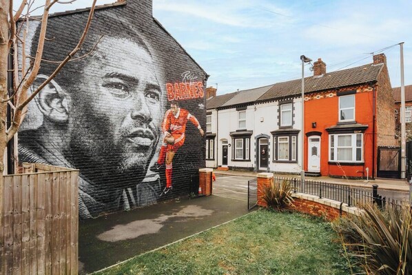 The legend- John Barnes Mural on a house in the street where the property is (This is not the property advertised)
