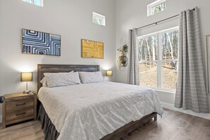 🏡The Owl’s Hollow🏡 King Master Bedroom Suite with 58" 4K Flatscreen and Toddler Bed