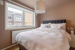 Her kan du nyte en god natts søvn i den romslige kingsize-sengen.