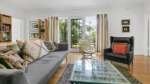 Lounge with access to the front garden 