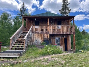 Detached bathhouse 
