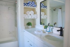 Bathroom with Tub/Shower Combo, Bath Towels, and Pool Towels