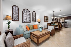 Gold Coast Townhome w/ Pools ~ GYM ~ 24/7 Security (25017)