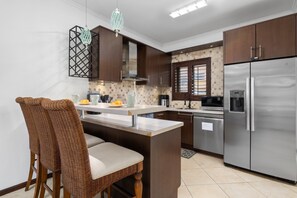 Gold Coast Townhome w/ Pools ~ GYM ~ 24/7 Security (25025)