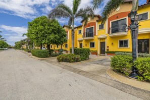 Gold Coast Townhome w/ Pools ~ GYM ~ 24/7 Security (25018)