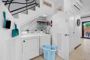 Gold Coast Townhome w/ Pools ~ GYM ~ 24/7 Security (25022)