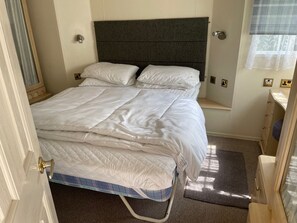 Nice Main Bedroom With Wardrobes,  En Suite & TV