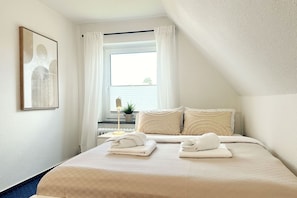 Doppelbett mit Kissen