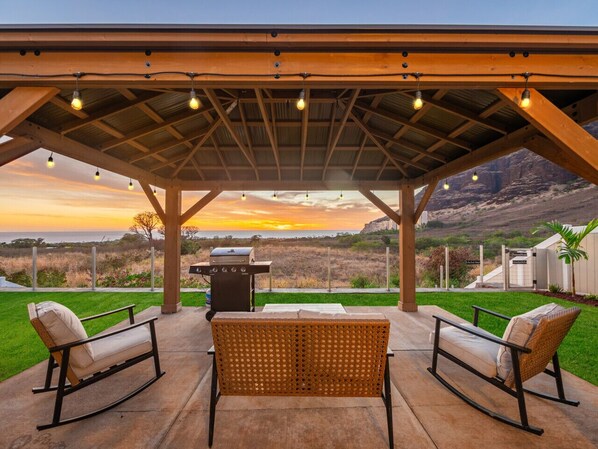 Spectacular Ocean view of Makaha Beach & Mountain Views.