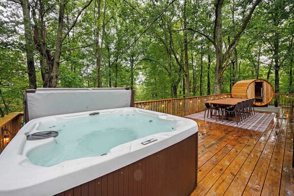 The backyard of our cabin has something for everyone—mini-golf, cornhole, a cozy hammock, and more for endless fun!