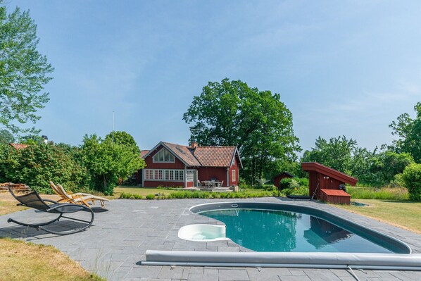 Swimming pool