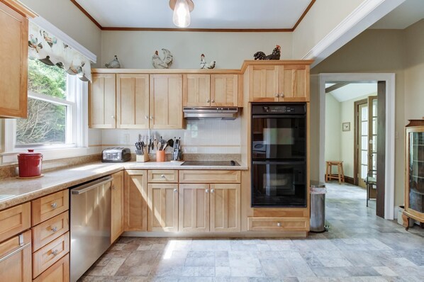 Full, stocked kitchen with double oven