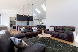 Spacious kitchen and butlers pantry