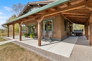 A beautiful cabin that has it all! 
