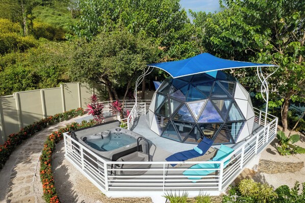 Outdoor spa tub