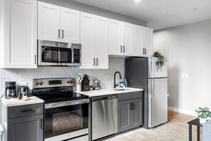 You’ll love the convenience of this fully equipped kitchen, where you can brew coffee, cook meals, or prepare snacks. The cozy layout and warm ambiance make cooking here a delightful part of your stay.