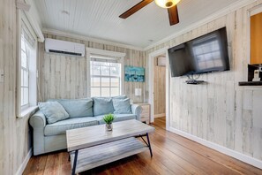Living Room | Queen Sleeper Sofa | Smart TV | Central Heating & A/C | Free WiFi