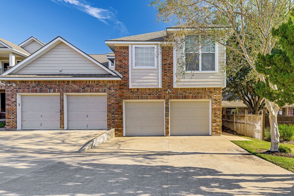 College Station Vacation Rental | 3BR | 2BA | 1,882 Sq Ft | 2 Steps to Enter