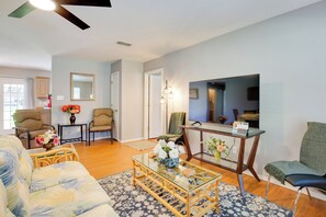 Living Room | Smart TV w/ Netflix | Free WiFi | Central A/C & Heating