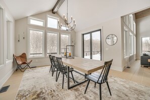 Dining Area | Dishware/Flatware Provided | 2nd Floor