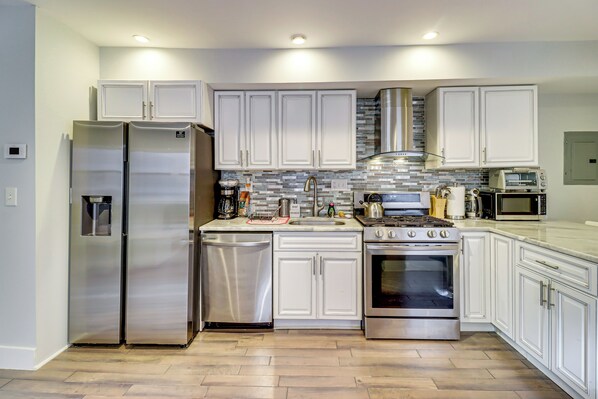 Kitchen | Free WiFi | Central Air Conditioning/Heat