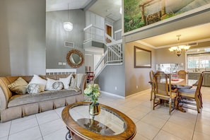 Living Room | Smart TV | Free WiFi | Central Air Conditioning/Heat | 1st Floor