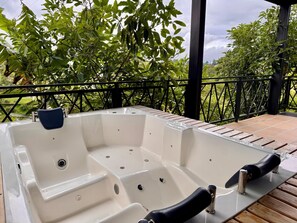 Bain à remous extérieur