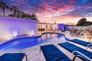 What a setting! Welcome to our amazing Prickly Pear house. You and your guests will enjoy the sunset in the tropical oasis backyard with its majestic *heated pool!