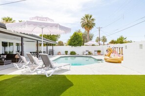 Welcome to our beautiful The Dry Martini! This modern property has 4 bedrooms, 2 baths, a heated pool and so much more. This Scottsdale home is sure to please!