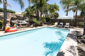 Enjoy the tropical private yard!
