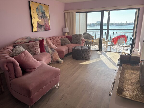 Seaside Serenity Awaits! Watch sunsets and dolphins on the Boca Ciega Bay