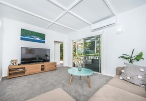 Smart TV, Google chromecast, Air conditioning