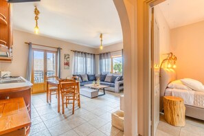 Living area with kitchen and dining table for 4