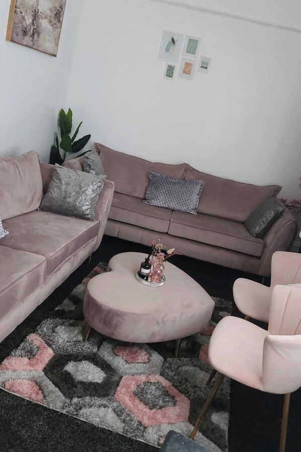 A bright beautiful sitting room