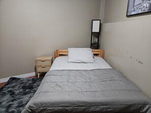 Secondary bedroom with a double bed and closet.
