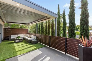 The upper deck has an undercover alfresco lounge area